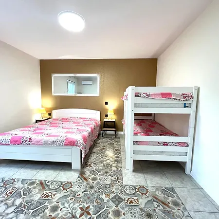Of Center Apartment *