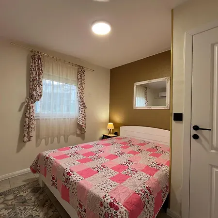 Of Center سراييفو